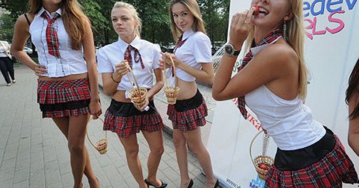 Росія, Москва. Активістки інтернет-спільноти з підтримки президента РФ Дмитра Мєдвєдєва роздають полуницю перехожим після відповіді на політичні питання про Росію під час акції в центрі Москви. / © AFP