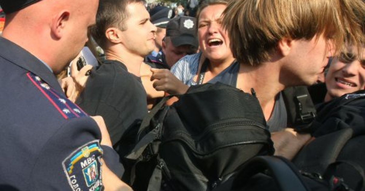 Бійці "Беркута" пакували студентів у автозаки в центрі Києва