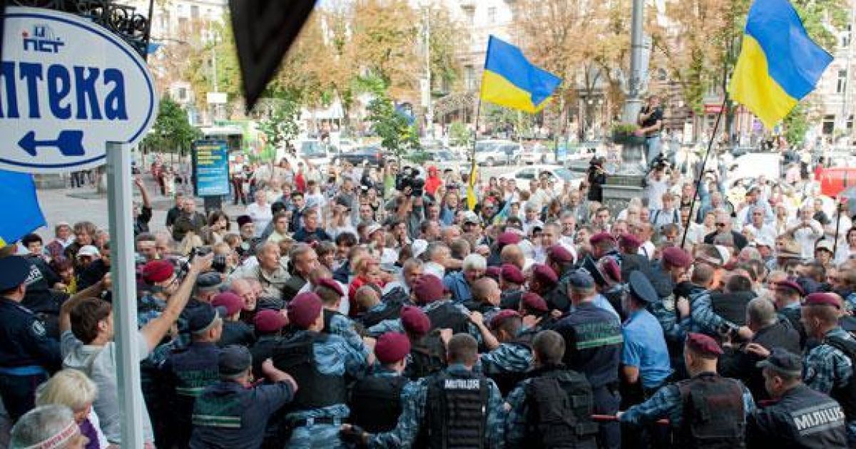 Під Печерським судом між прихильниками Тимошенко та беркутівцями виникла бійка / © Цензор.нет