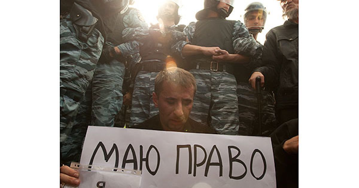 Спецназ силою не дав прихильникам Тимошенко встановити намети навпроти Печерського суду на Хрещатику.