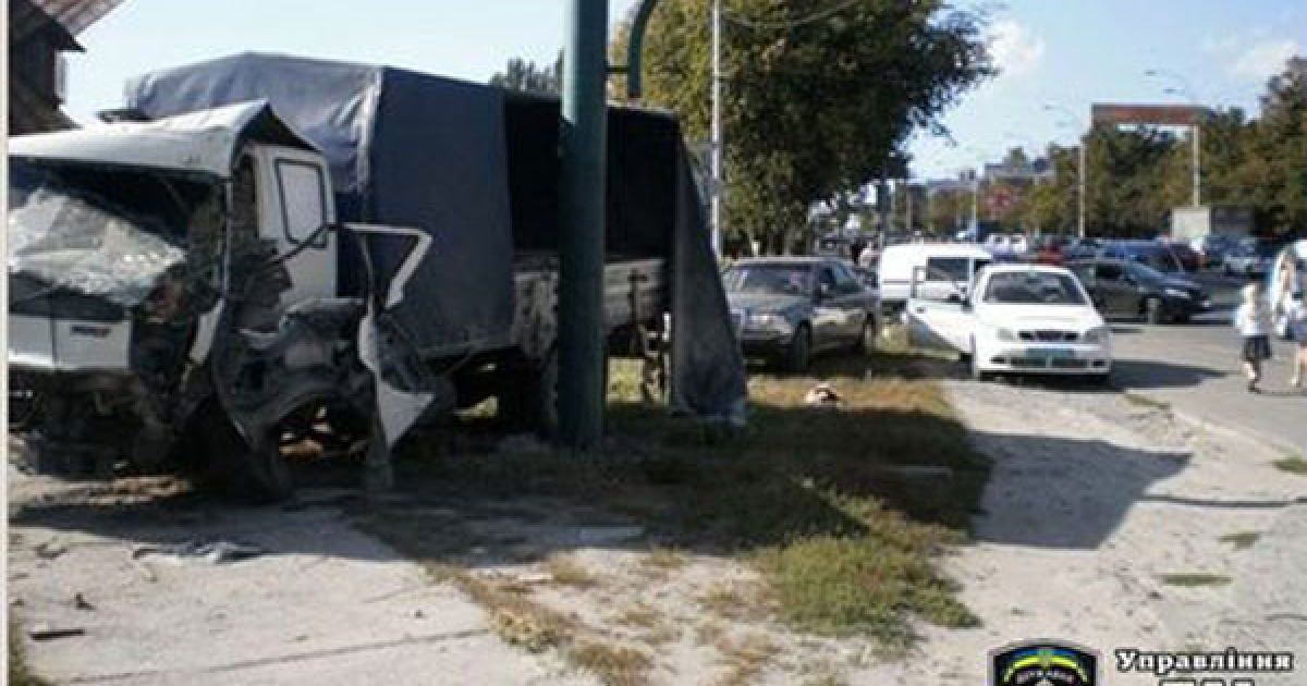 У Києві вантажівка, у якої відмовили гальма "влаштувала" масштабне ДТП за участю 9 машин.