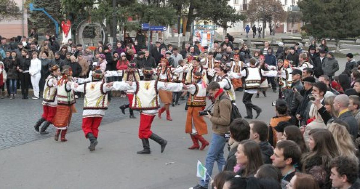 У Коломиї встановили новий рекорд України з масового виконання "коломийки" / © УНІАН