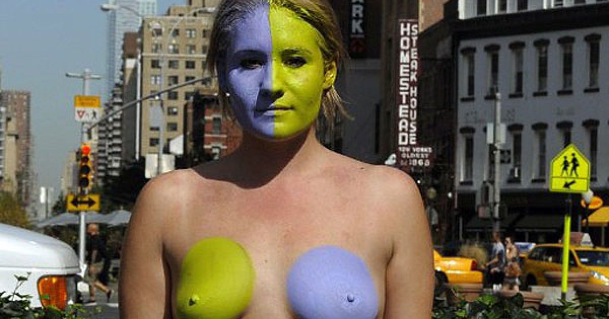 США, Нью-Йорк. Вуличний художник Енді Голуб, якого заарештовували за звинуваченням у громадській розпусті, продовжив свою серію виступів, під час яких художник розфарбовує тіла оголених моделей. / © AFP