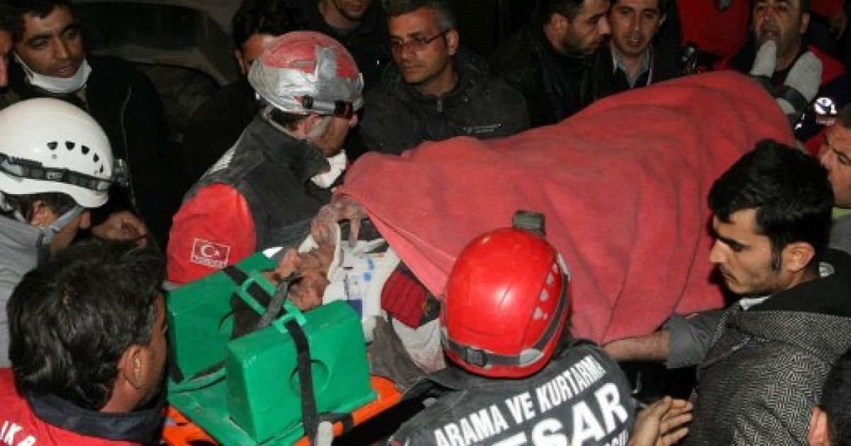 Жертвами землетрусу В Туреччині стали 279 людей, 1300 дістали поранення, рятувальники продовжують пошуки людей під завалами. / © AFP