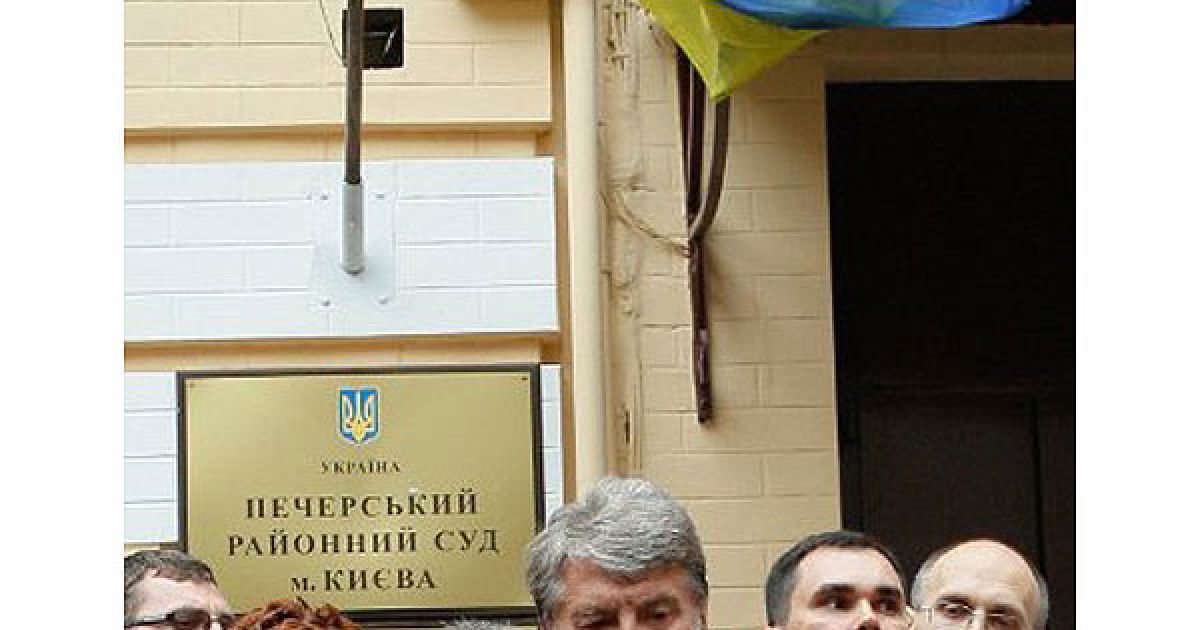 Україна, Київ. Колишній президент України Віктор Ющенко розмовляє з журналістами біля Печерського районного суду Києва після дачі показань з боку звинувачення на процесі екс-прем&#039;єр-міністра Юлії Тимошенко. Прихильники Тимошенко закидали яйцями автомобіль Ющенка після його візиту до суду. / © AFP