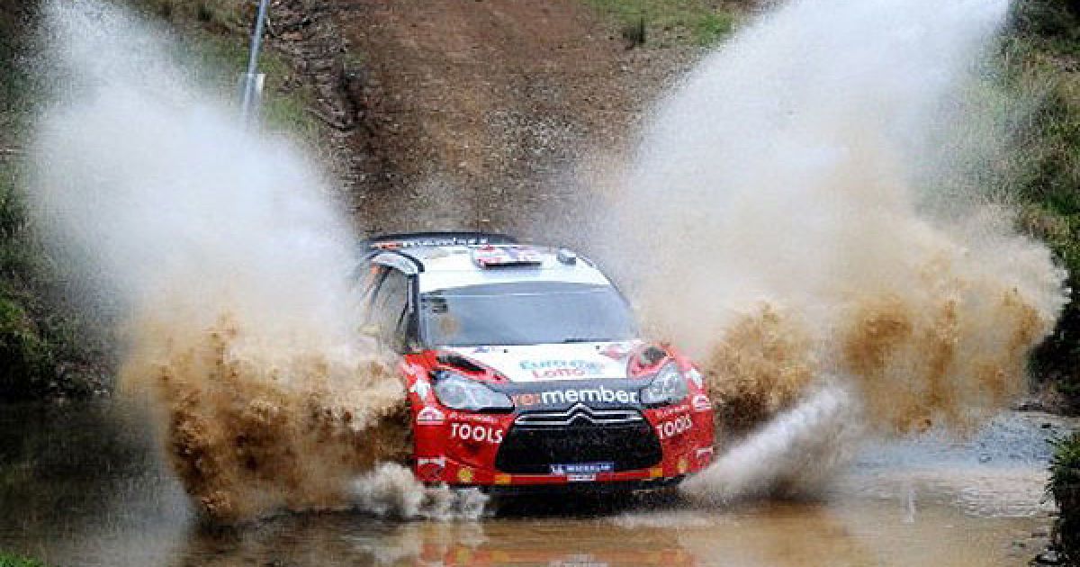 Австралія, Луанна. Норвезький раліст Петтер Сольберг на своєму Citroen DS3 бере участь у австралійському ралі Shipmans, 10-му турі першості світу з ралі. / © AFP