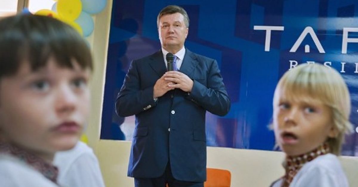 Віктор Янукович відвідав лікувально-оздоровчий центр "Тарара", де проходять оздоровлення та реабілітацію українські діти, постраждалі від аварії на ЧАЕС / © AFP