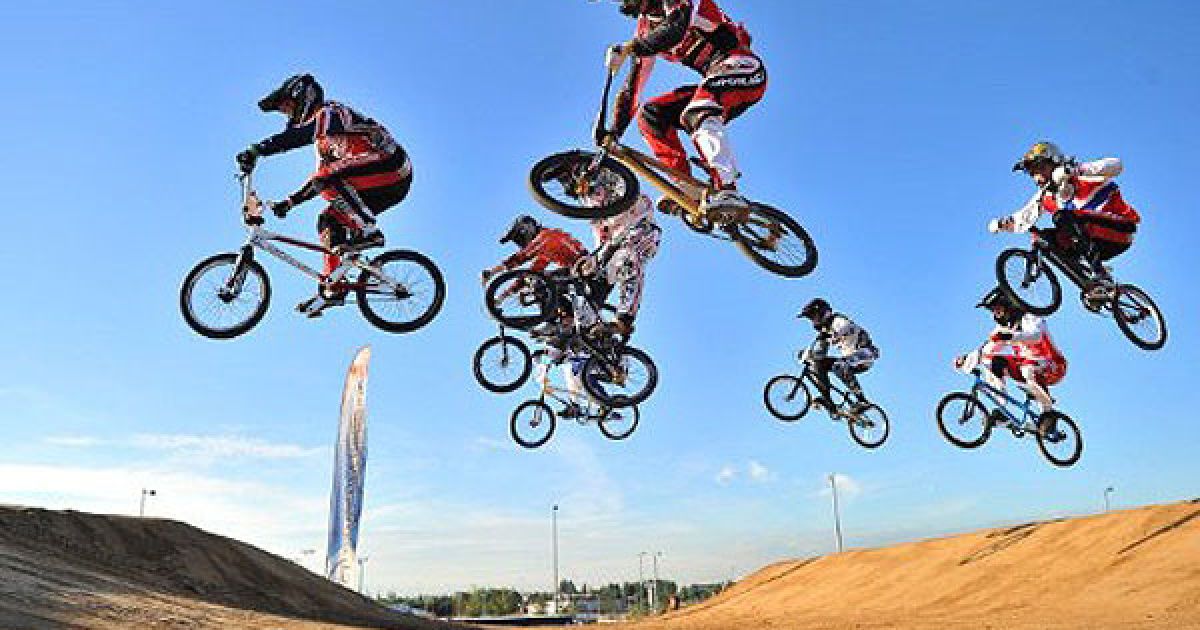 Великобританія, Стратфорд. Велогонщики, майстри з BMX, змагаються у фіналі Кубку світу UCI BMX Supercross на олімпійському стадіоні у Стратфорді. / © AFP