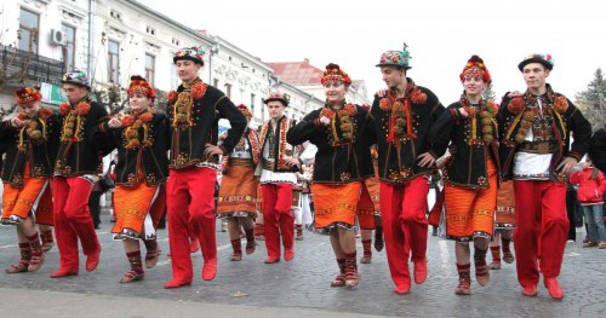 У Коломиї встановили новий рекорд України з масового виконання "коломийки" / © УНІАН