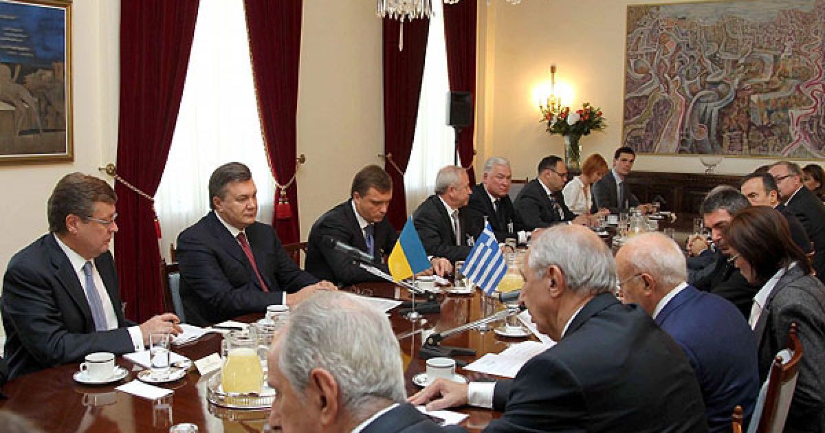 Президент України Віктор Янукович в Афінах провів із президентом Греції Каролосом Папуліасом двосторонню зустріч на тему фінансової кризи, яку зараз переживає Греція. / © President.gov.ua