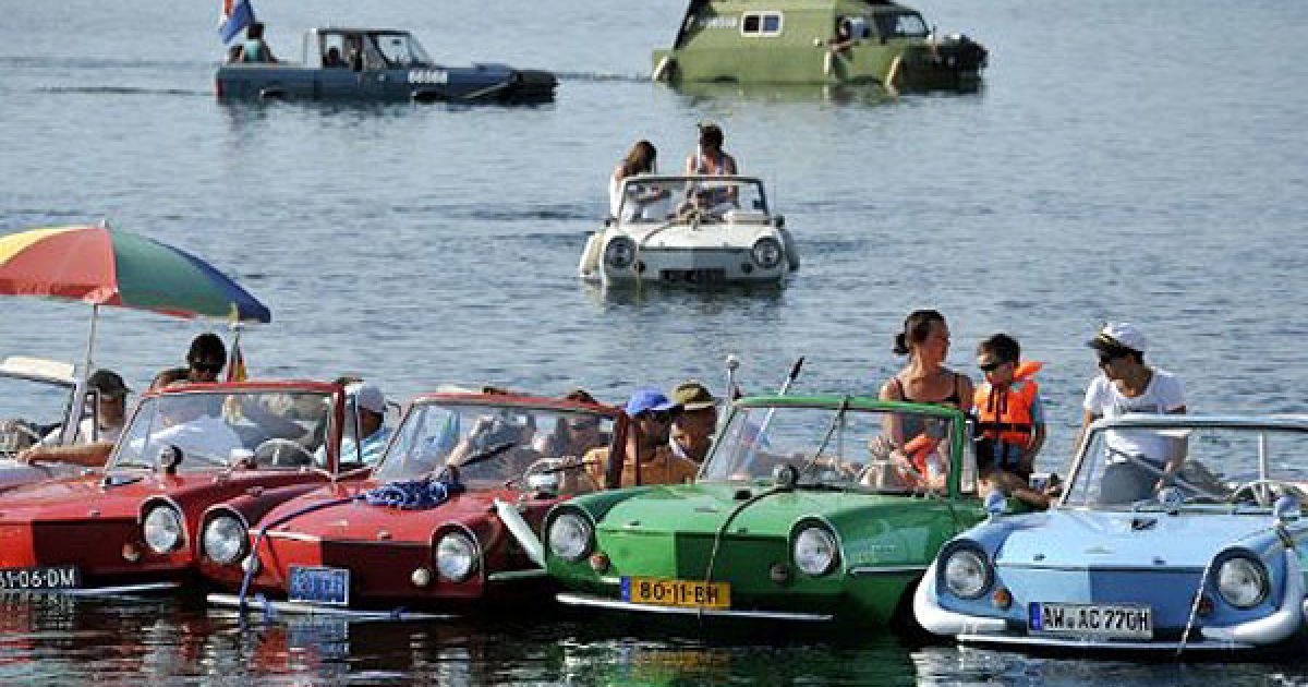 26-ий зліт власників автомобілів-амфібій на озері Невшатель у Швейцарії / © AFP