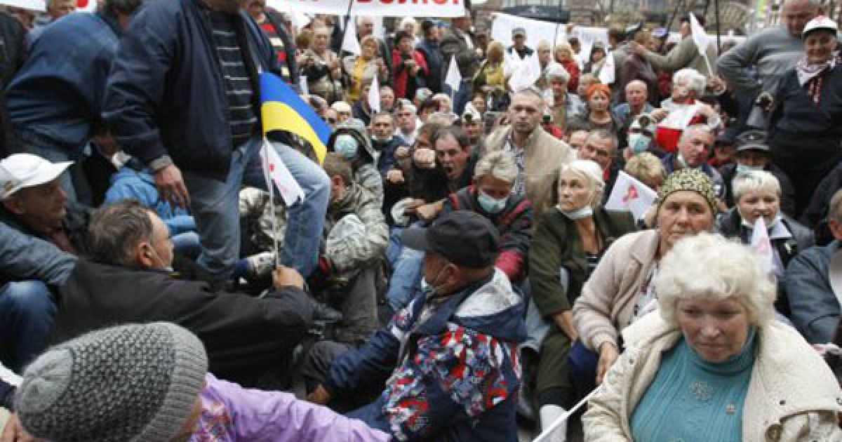 Під Печерським судом прихильники Тимошенко спробували заблокувати виїзд автозаку з нею. / © УНІАН