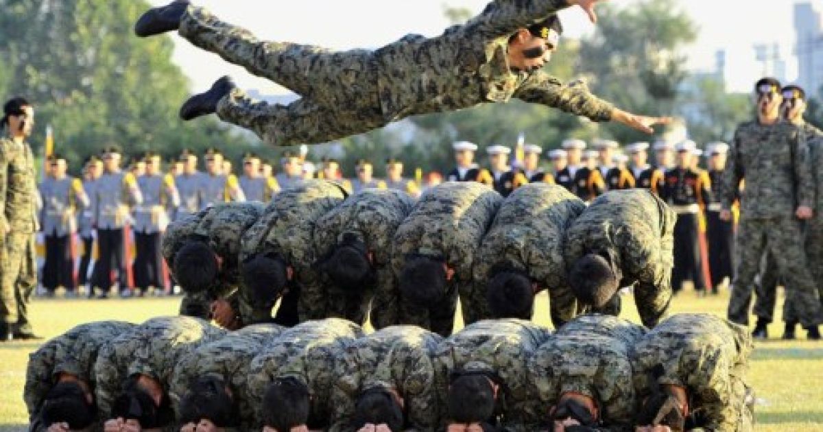 Республіка Корея, Сеул. Південнокорейські спецназівці демонструють свої навички у бойових мистецтвах під час виступу на Сеульській міжнародній аерокосмічній і оборонній виставці. / © AFP