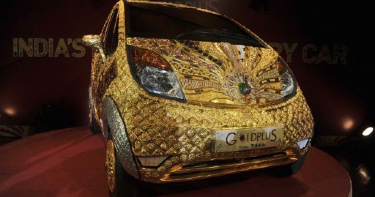 Перший у світі золотий автомобіль Tata Nano, прикрашений дорогоцінним камінням, представили в Мумбаї / © AFP
