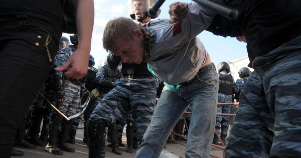 В Умані міліція жорстоко розігнала мітинг ВО "Свободи", раніше заборонений судом, більше 50 активістів були затримані. / © Украинское Фото
