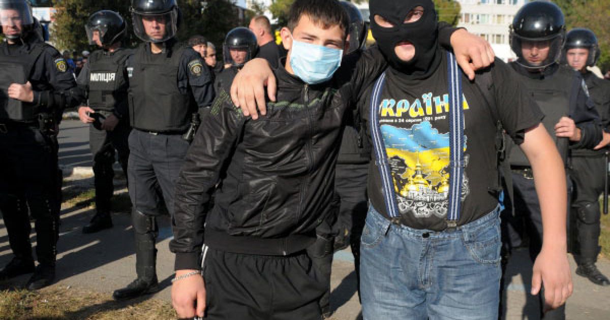 В Умані міліція жорстоко розігнала мітинг ВО "Свободи", раніше заборонений судом, більше 50 активістів були затримані. / © Украинское Фото