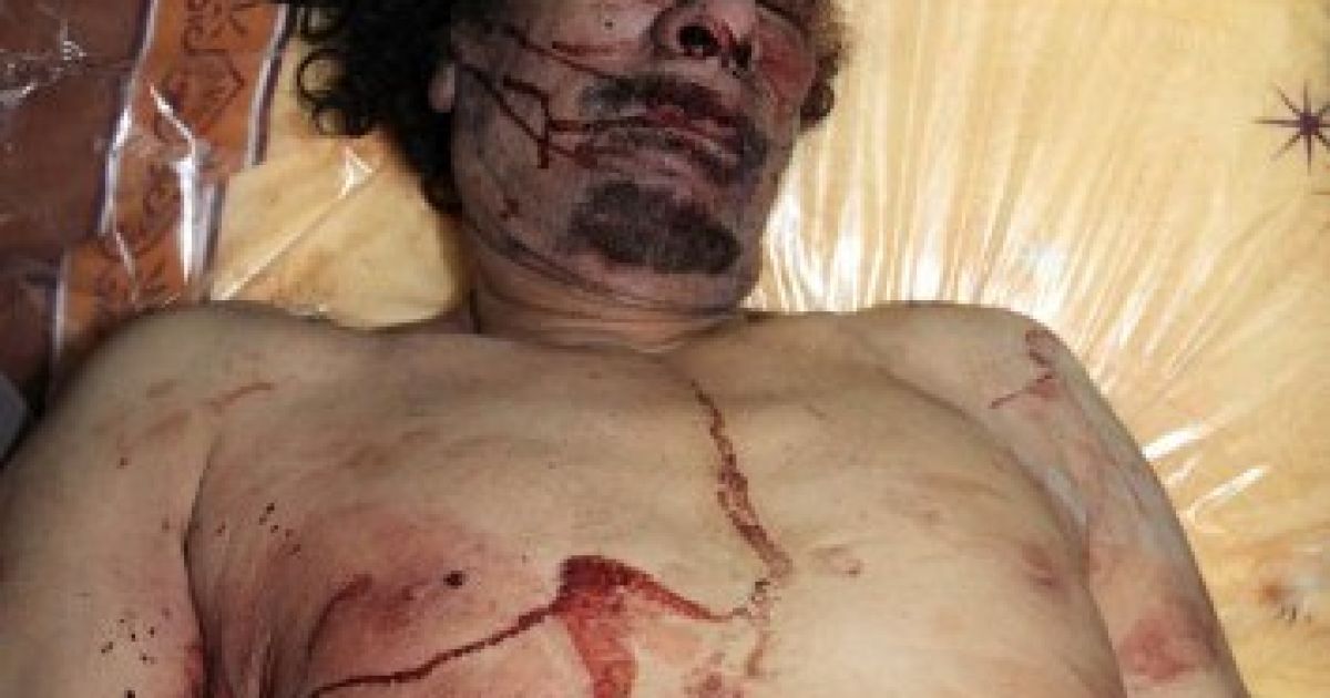 Працюючим в Лівії західним й арабським журналістам показали сьогодні убитого Муаммара Каддафі. / © AFP