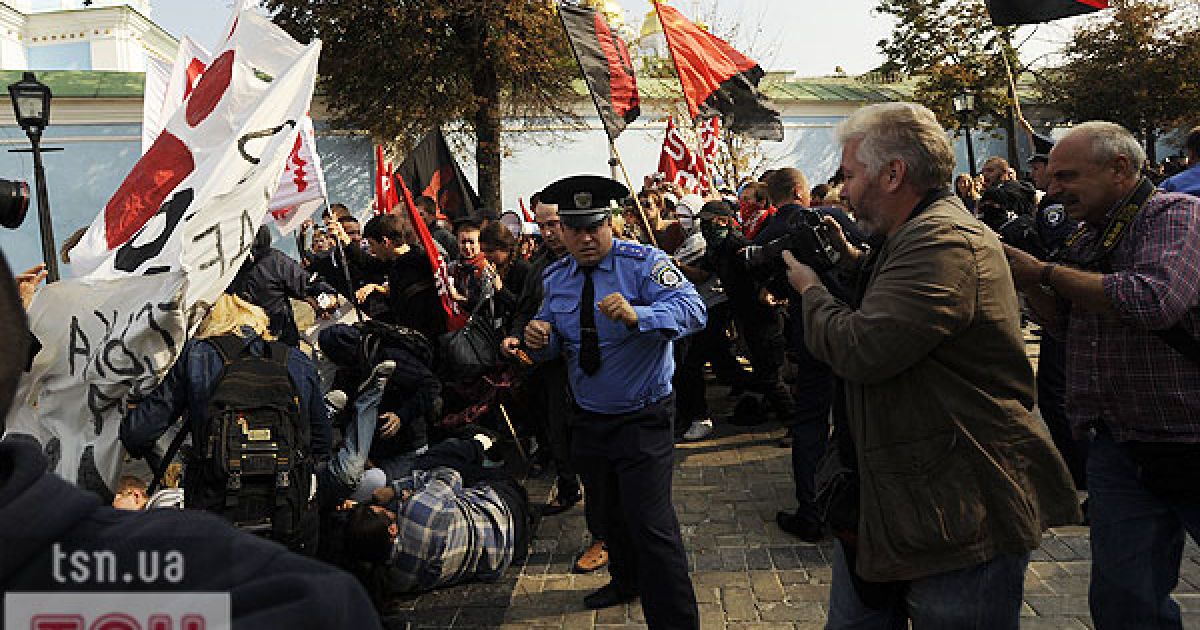 Близько 100 студентів провели мітинг проти політики Міносвіти на Європейській площі в Києві.