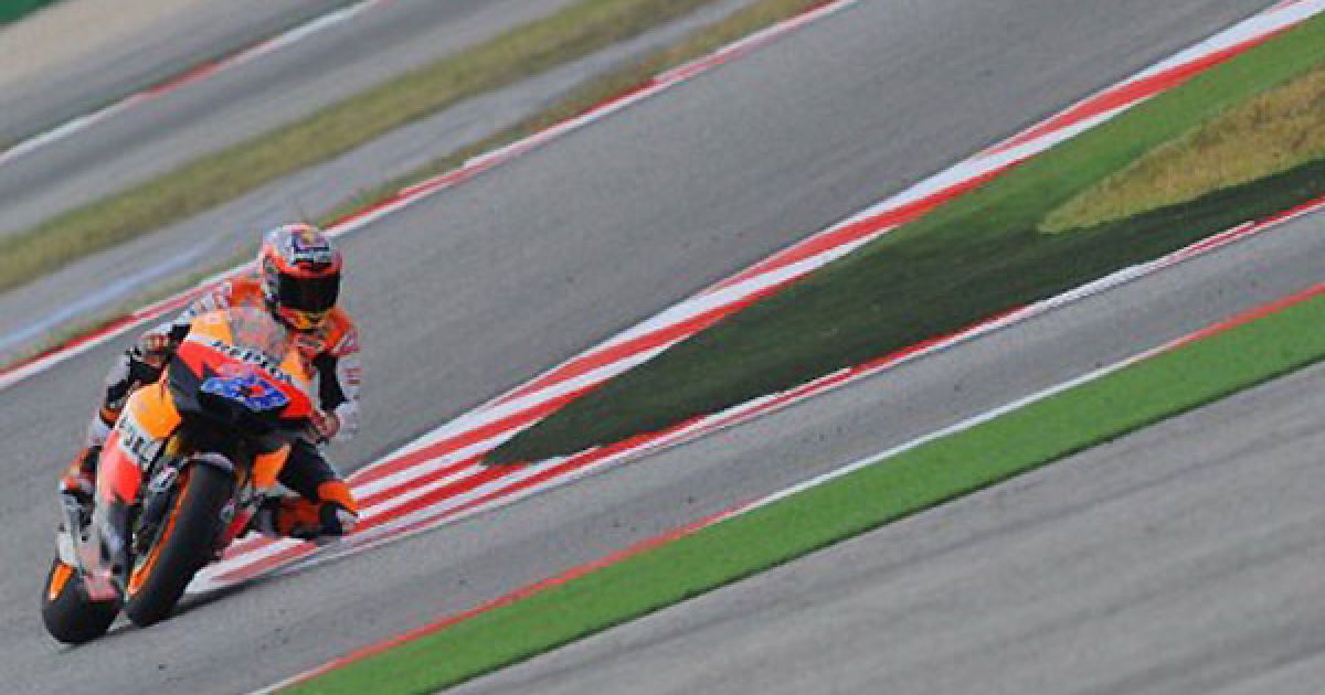 Італія, Мізан-Адріатіко. Австралійський гонщик команди Repsol Honda Кейсі Стоунер під час вільної практики напередодні змагань на Гран-прі Сан-Маріно. / © AFP