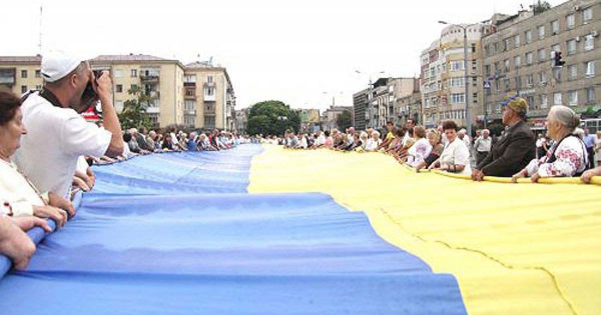 В Івано-Франківську розгорнули найбільший в світі синьо-жовтий прапор / © УНІАН