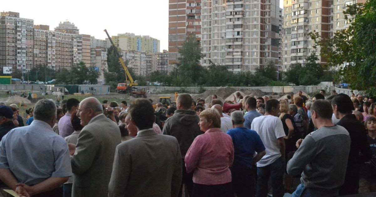 У київському мікрорайоні Троєщина під час акції проти незаконоої забудови на учасників зібрання напали охоронці з будмайданчику.