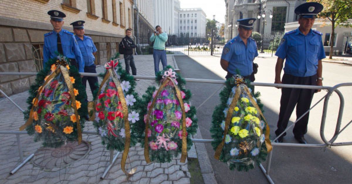 Громадські активісти та організація "Чорний комітет" провели в Києві перед Адміністрацією президента акцію протесту "Вінок для Януковича". / © Украинское Фото