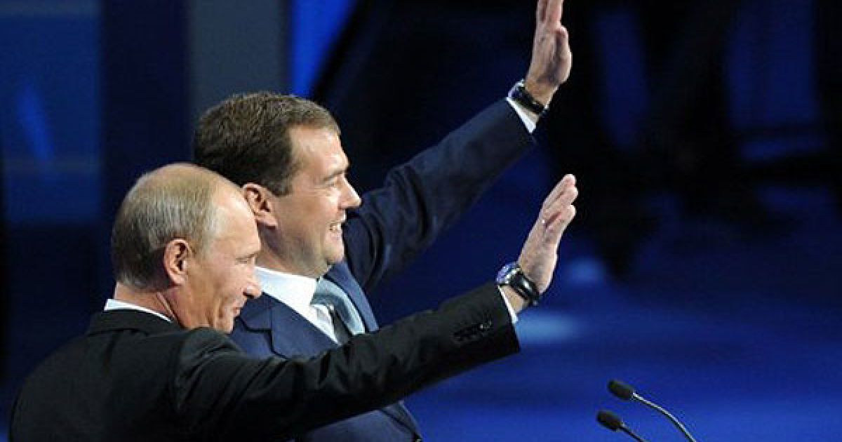 Президент РФ Дмитро Мєдвєдєв запропонував прем&rsquo;єру Володимиру Путіну балотуватися в президенти, той погодився і подякував. / © AFP