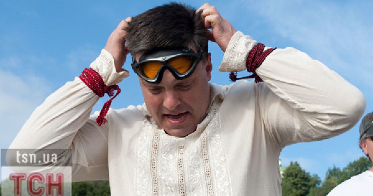 Олег Тягнибок на честь Дня Незалежності здійснив заплив через Дніпро у святковій вишиванці.