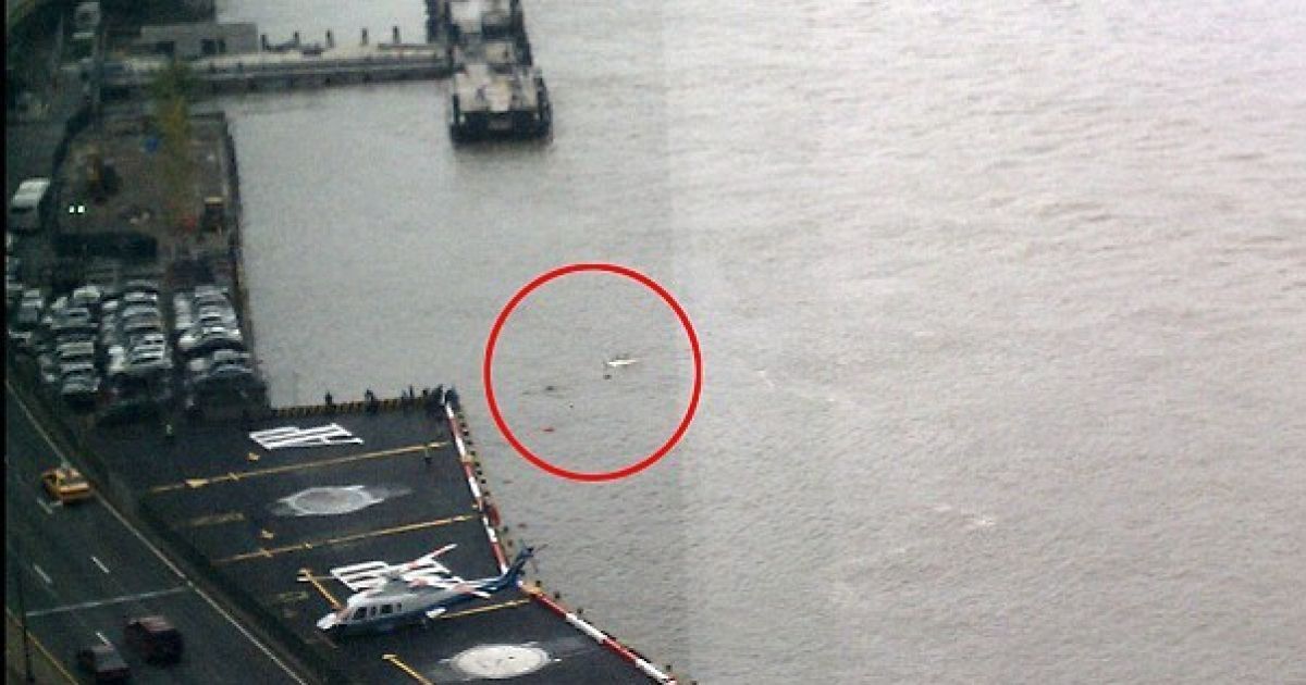 В центрі Нью-Йорка прогулянковий гелікоптер, на борту якого перебували четверо пасажирів і пілот, впав у води Іст-Рівера.