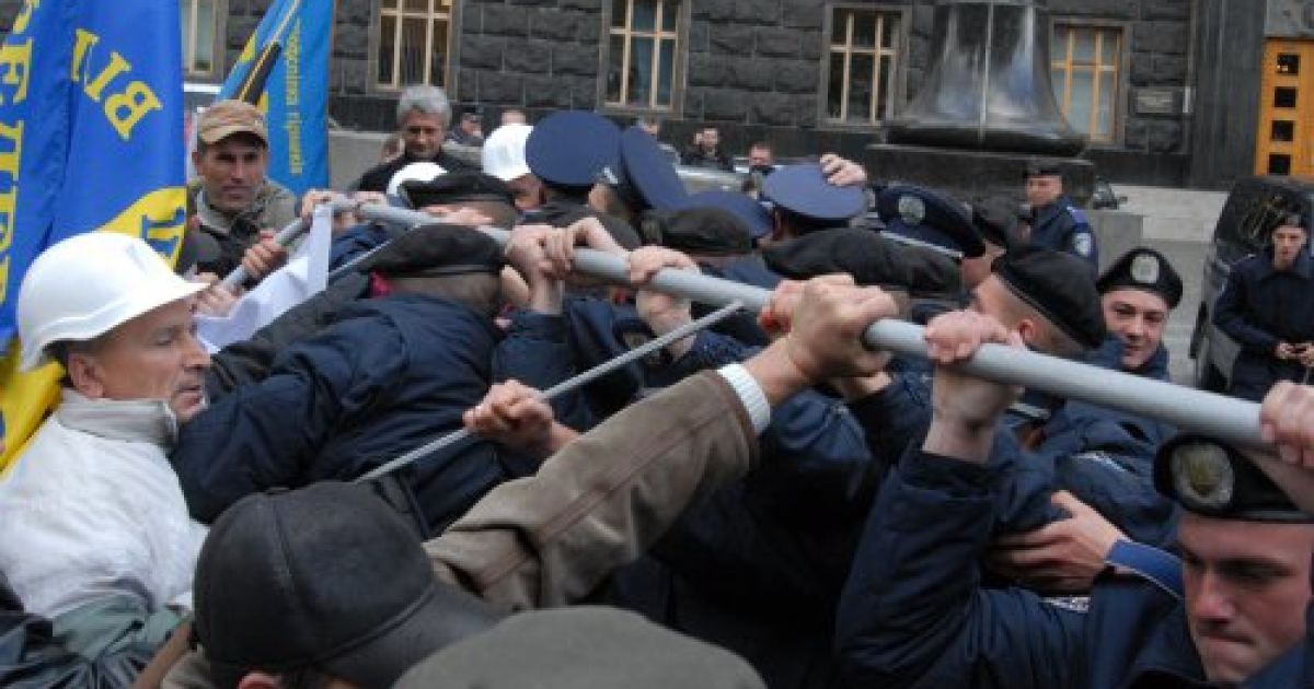 Шахтарі з Луганської області провели в Києві акцію протесту проти свавілля "вугільної мафії" / © УНІАН