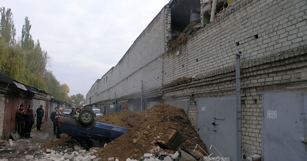 У Дніпрі зсув грунту розтрощив десятки гаражів та пошкодив підземний водопровід. / © прес-служба МНС
