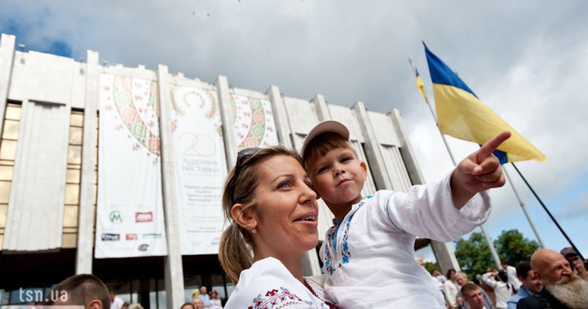 На Європейській площі в Києві з нагоди 20-річчя Незалежності України відбувся парад вишиванок.