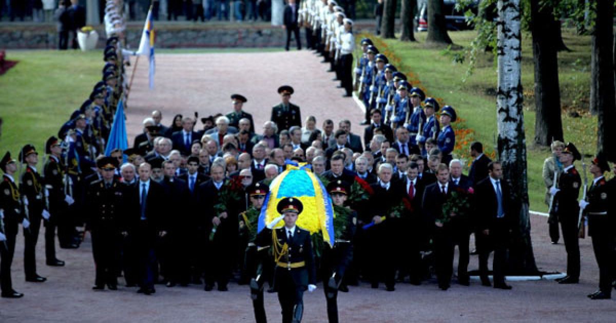 Церемонія покладання квітів до пам&#039;ятника у заповіднику "Бабин Яр" у Києві. / © President.gov.ua