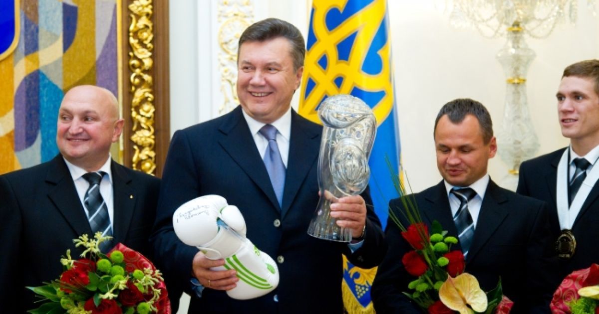 Янукович демонструє подарунки