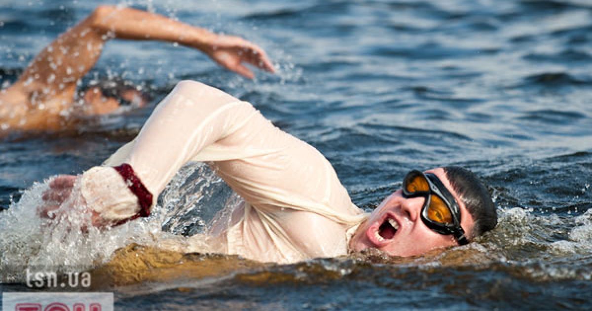 Олег Тягнибок на честь Дня Незалежності здійснив заплив через Дніпро у святковій вишиванці.