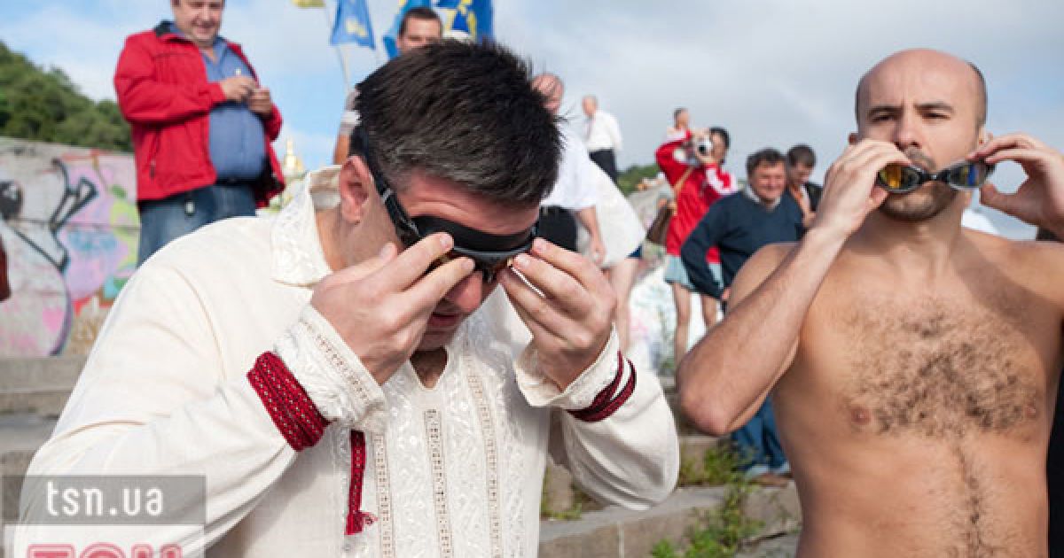 Олег Тягнибок на честь Дня Незалежності здійснив заплив через Дніпро у святковій вишиванці.