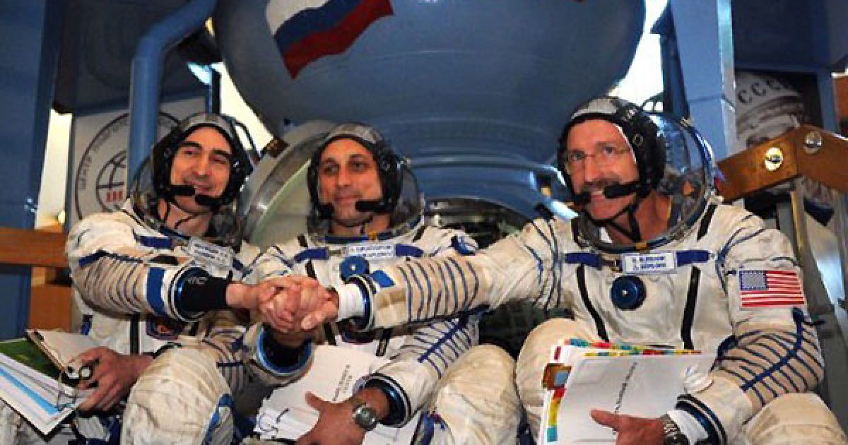 Росія, Зоряне містечко. Члени наступної експедиції на МКС: американський астронавт Ден Бербанк та російські космонавти Антон Шкаплеров і Анатолій Іванишин, провели останній передпольотний іспит у Зоряному містечку. / © AFP