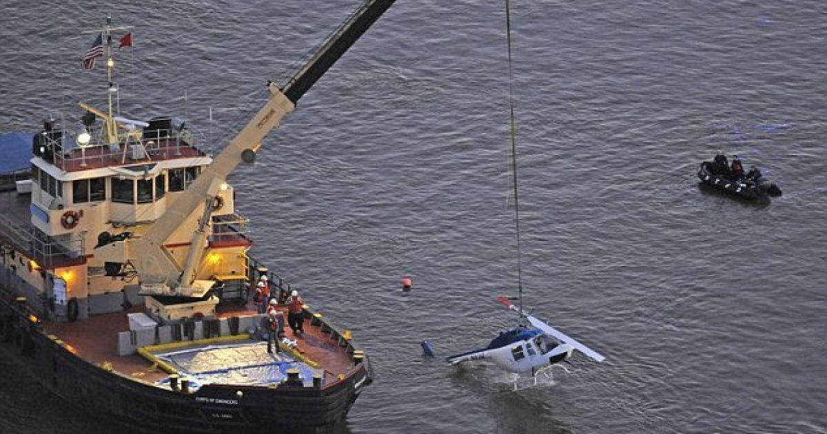 В центрі Нью-Йорка прогулянковий гелікоптер, на борту якого перебували четверо пасажирів і пілот, впав у води Іст-Рівера.