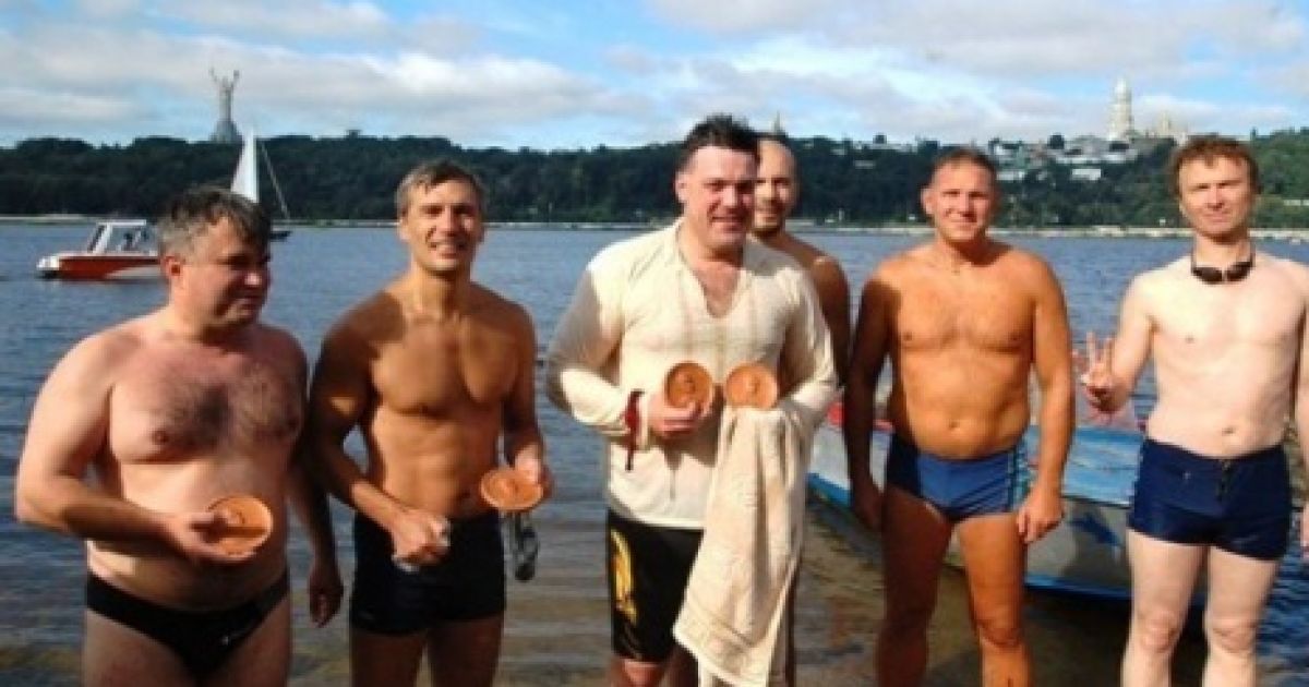 Лідер ВО "Свобода" Олег Тягнибок здійснив заплив через Дніпро на честь 20-ї річниці Незалежності України. / © svoboda.org.ua