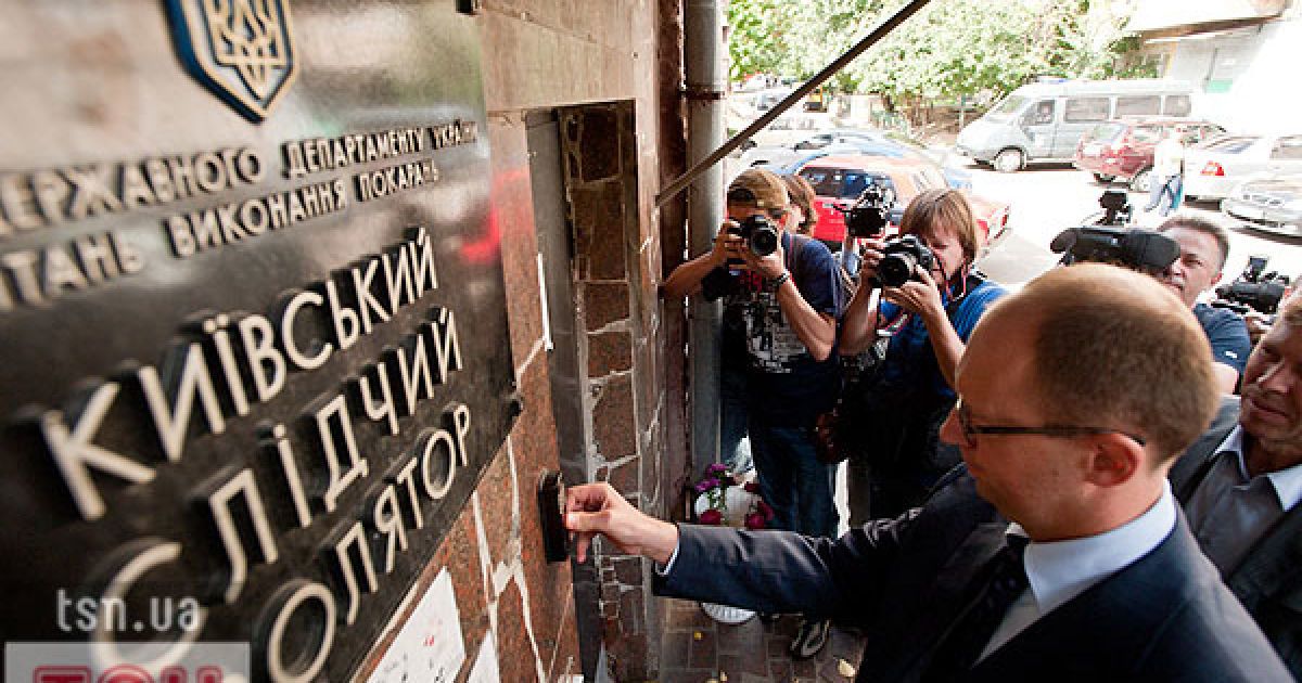 Лідера "Фронту змін" Арсенія Яценюка, депутатів БЮТ Сергія Соболєва і Остапа Семерака, а також депутата НУНС Руслана Князевича пустили у Лук&#039;янівське СІЗО перевірити умови перебування екс-прем&#039;єра Юлії Тимошенко.