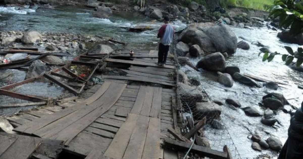 В результаті обвалення мосту під час політичного мітингу в Індії, щонайменше 34 людини загинули, більше 100 отримали поранення. / © AFP