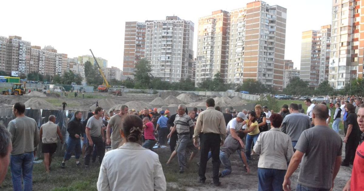 У київському мікрорайоні Троєщина під час зібрання громадян проти незаконної забудови на учасників акції несподівано напали охоронці з будмайданчику.
