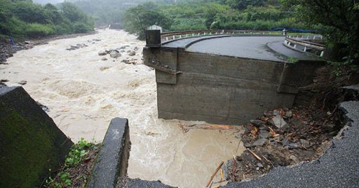 Тайфун "Талас" обрушився на південь Японії, десятки людей загинули і зникли безвісти / © AFP