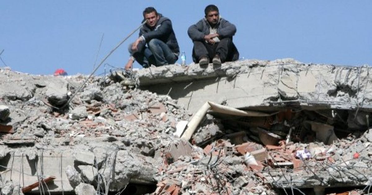 Жертвами землетрусу В Туреччині стали 279 людей, 1300 дістали поранення, рятувальники продовжують пошуки людей під завалами. / © AFP