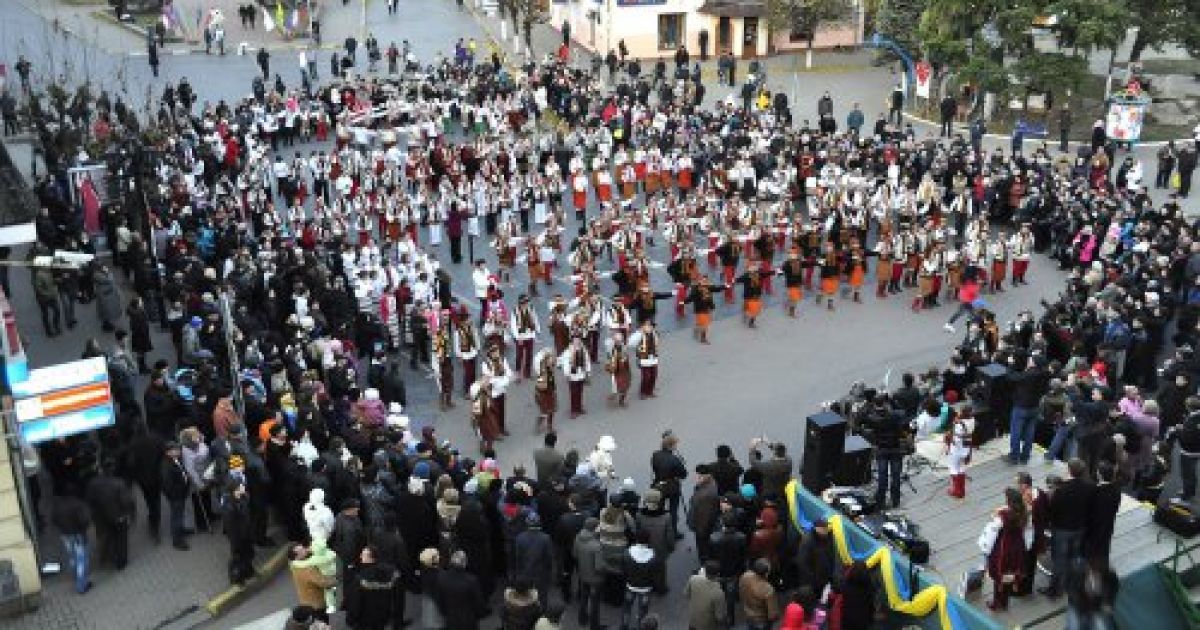 У Коломиї встановили новий рекорд України з масового виконання "коломийки" / © УНІАН