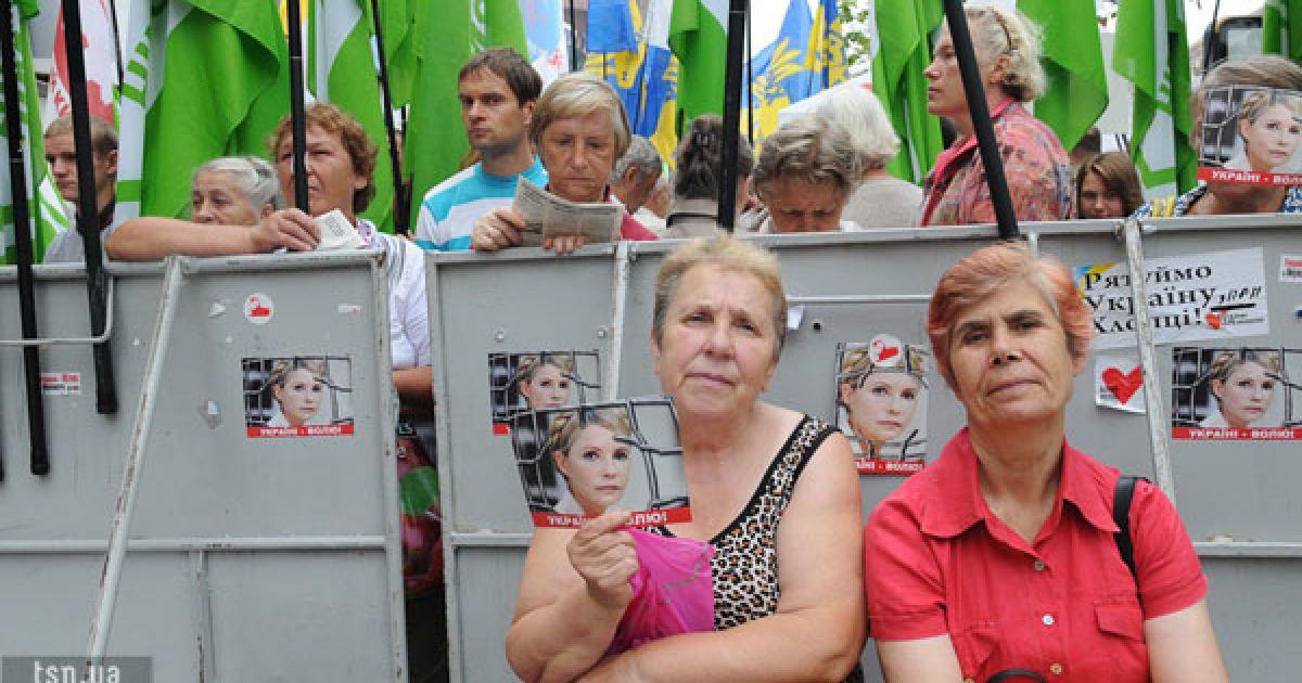 Акція на підтримку екс-прем&#039;єр-міністра України Юлії Тимошенко біля будівлі Печерського райсуду в Києві