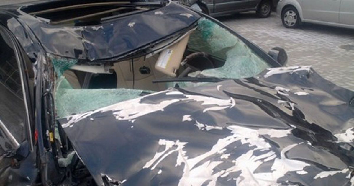 У Криму корови забуцали рогами шикарний Lexus до невпізнання