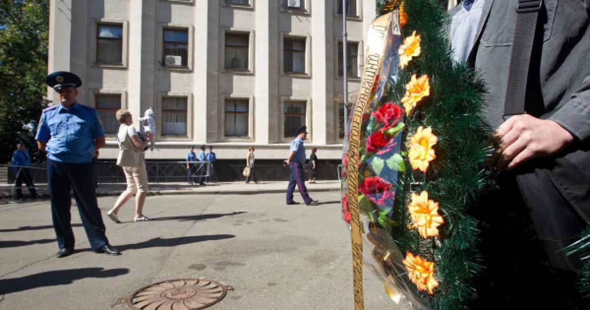 Громадські активісти та організація "Чорний комітет" провели в Києві перед Адміністрацією президента акцію протесту "Вінок для Януковича". / © Украинское Фото