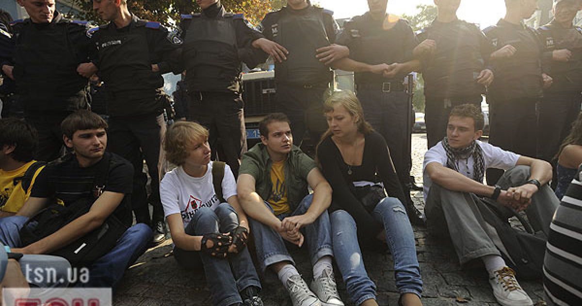 Близько 100 студентів провели мітинг проти політики Міносвіти на Європейській площі в Києві.