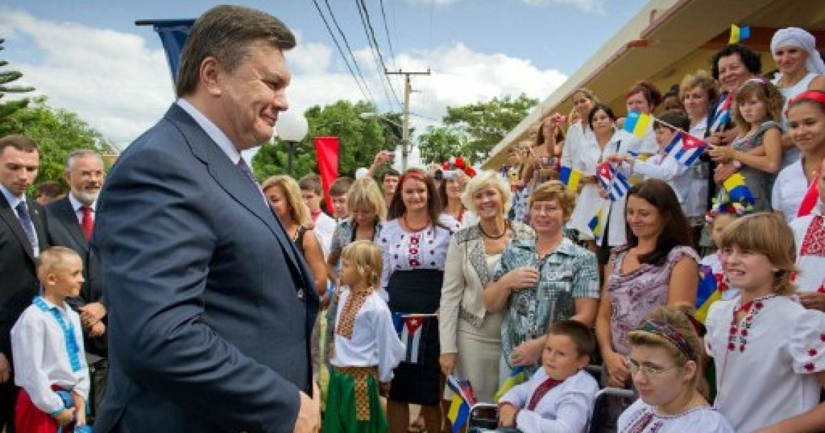 Віктор Янукович відвідав лікувально-оздоровчий центр "Тарара", де проходять оздоровлення та реабілітацію українські діти, постраждалі від аварії на ЧАЕС / © AFP